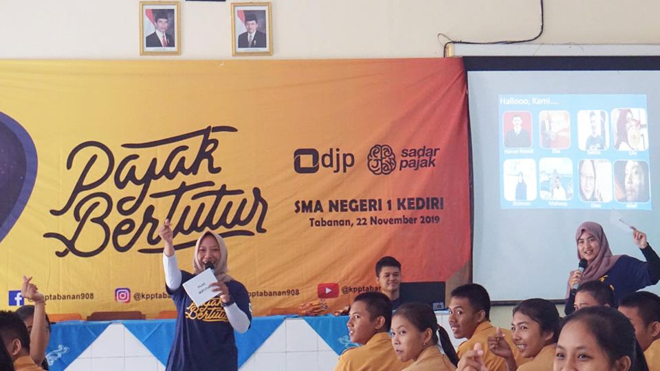 Keseruan suasana Pajak Bertutur 2019 yang diadakan oleh KPP Pratama Tabanan di SMA Negeri 1 Kediri, Tabanan. (foto: Twitter @kpptabanan908)