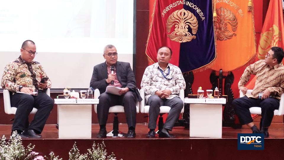 Dekan FIA UI Eko Prasojo menyampaikan paparan terkait buku berjudul 'Memimpin Reformasi Birokrasi' di Auditorium Juwono Sudarsono Fisip UI. 