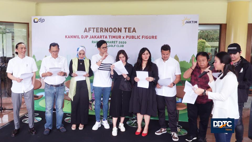 Para artis yang terdaftar di wilayah Kanwil Jakarta Timur memberikan testimoni secara bersama-sama memberikan testimoni dalam acara Afternoon Tea Kanwil DJP Jakarta Timur with Public Figure di Jakarta Golf Club, Rabu (11/3/2020).