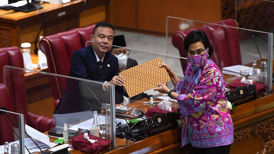 Menteri Keuangan Sri Mulyani Indrawati (kanan) menyerahkan tanggapan pemerintah kepada Wakil Ketua DPR Sufmi Dasco Ahmad (kiri) dalam Rapat Paripurna pengesahan RUU Pertanggungjawaban atas Pelaksanaan (P2) APBN Tahun Anggaran 2020 di Kompleks Parlemen, Senayan, Jakarta, Selasa (7/9/2021). ANTARA FOTO/Akbar Nugroho Gumay/hp.