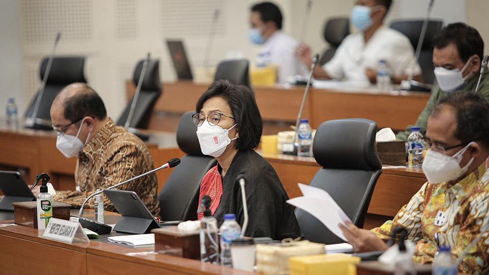 Menteri Keuangan Sri Mulyani (tengah) mengikuti rapat kerja dengan Badan Anggaran (Banggar) DPR di Kompleks Parlemen, Senayan, Jakarta, Senin (6/9/2021). Rapat kerja dilaksanakan sebelum Rapat Paripurna pada Selasa (7/9/2021). ANTARA FOTO/Dhemas Reviyanto/foc.