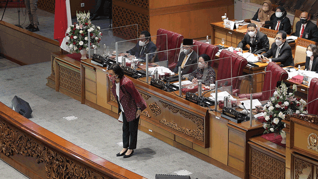 Menteri Keuangan Sri Mulyani Indrawati memberi salam sebelum menyampaikan tanggapan pemerintah terkait dengan RUU APBN Tahun 2022 pada rapat paripurna DPR di Kompleks Parlemen, Senayan, Jakarta, Kamis (30/9/2021). Rapat Paripurna DPR menyetujui RUU APBN 2022 menjadi undang-undang. ANTARA FOTO/Dhemas Reviyanto/rwa.