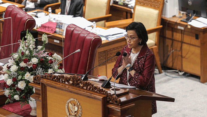 Menteri Keuangan Sri Mulyani Indrawati memberi salam sebelum menyampaikan tanggapan pemerintah terkait dengan RUU APBN Tahun 2022 pada rapat paripurna DPR di Kompleks Parlemen, Senayan, Jakarta, Kamis (30/9/2021). Rapat Paripurna DPR menyetujui RUU APBN 2022 menjadi undang-undang. ANTARA FOTO/Dhemas Reviyanto/rwa.