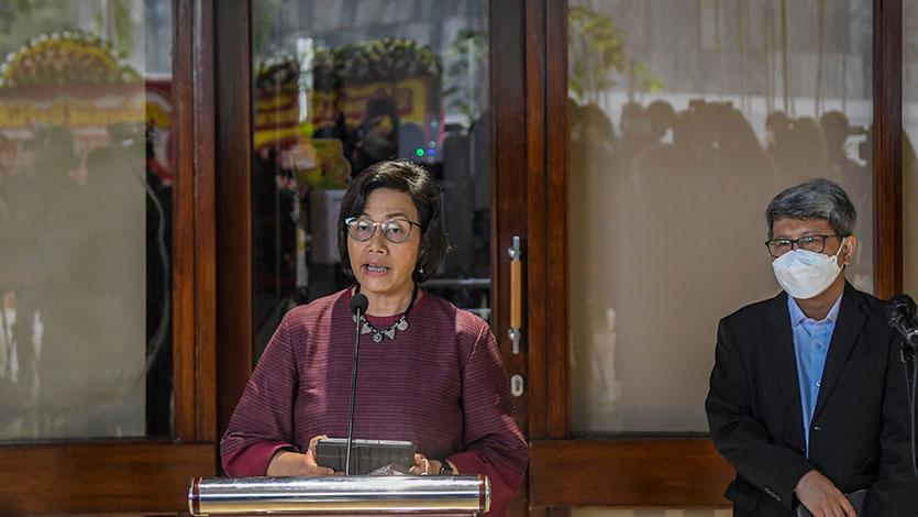 Menteri Keuangan Sri Mulyani didampingi Dirjen Perimbangan Keuangan Astera Primanto Bhakti memberikan keterangan pers usai menghadiri rapat paripurna DPR Ke-10 masa Persidangan II Tahun Sidang 2021-2022 di Kompleks Parlemen, Senayan, Jakarta, Selasa (7/12/2021). Dalam rapat tersebut DPR menyetujui atas Rancangan Undang-Undang tentang Hubungan Keuangan antara Pemerintah Pusat dan Pemerintah Daerah. ANTARA FOTO/Galih Pradipta/wsj.