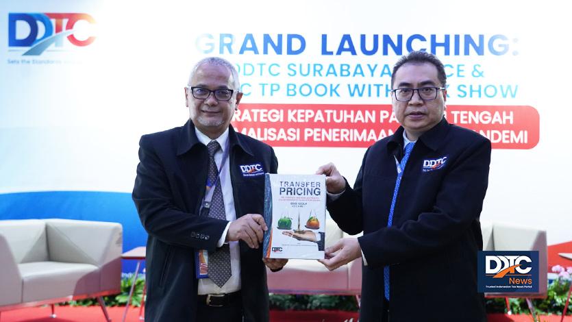 Managing Partner DDTC Darussalam dan Senior Partner DDTC Danny Septriadi saat merilis buku berjudul Transfer Pricing: Ide, Strategi, dan Panduan Praktis dalam Perspektif Pajak International Edisi Kedua Volume I, Selasa (14/6/2022). Buku tersebut merupakan buku ke-16 yang telah diterbitkan DDTC.