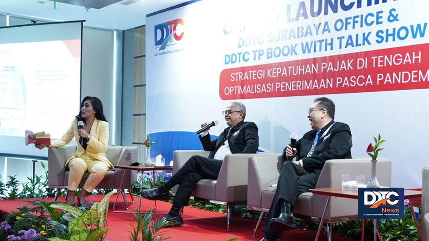 Presenter TV Brigitta Manohara bersama Managing Partner DDTC Darussalam dan Senior Partner DDTC Danny Septriadi menyapa peserta talk show. Darussalam berharap dengan kehadiran kantor cabang Surabaya, DDTC bisa lebih berkontribusi mewarnai perpajakan Indonesia. Salah satu tujuannya adalah untuk menciptakan sistem perpajakan yang lebih baik lagi. 