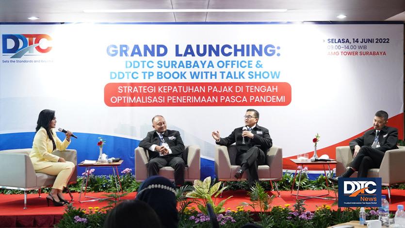 Partner of Fiscal Research & Advisory DDTC B. Bawono Kristiaji, Partner of Tax Compliance & Litigation Services DDTC David Hamzah Damian, dan Partner of Transfer Pricing Services DDTC Romi Irawan dalam talk show bertajuk Strategi Kepatuhan Pajak di Tengah Optimalisasi Penerimaan Pascapandemi, Selasa (14/6/2022). Acara masih dipandu presenter TV Brigitta Manohara.