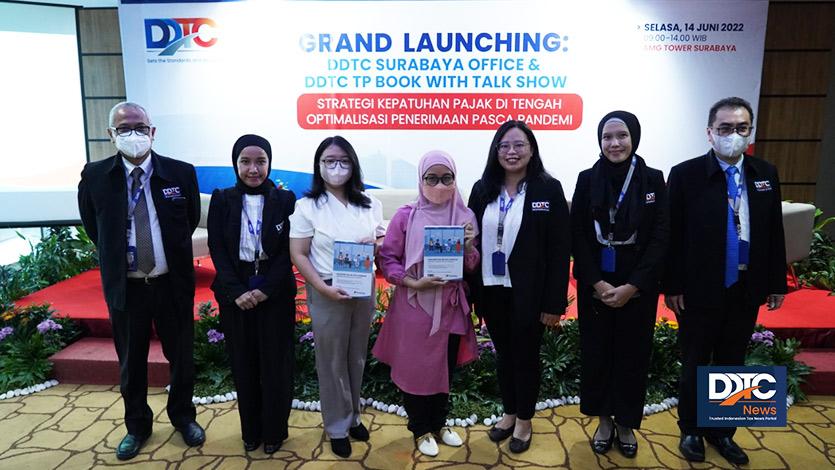 Berfoto bersama dengan para peserta yang telah bertanya dalam talk show dan mendapatkan buku dari DDTC.