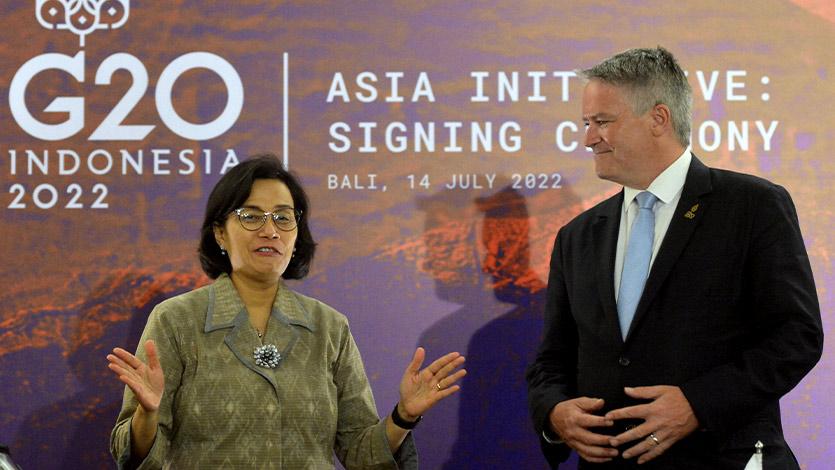 Menteri Keuangan Sri Mulyani (kiri) berbincang dengan Sekjen Organisation for Economic Co-operation and Development (OECD) Mathias Cormann (kanan) usai penandatanganan Bali Declaration mengenai Asia Initiative. ANTARA FOTO/POOL/Fikri Yusuf/rwa