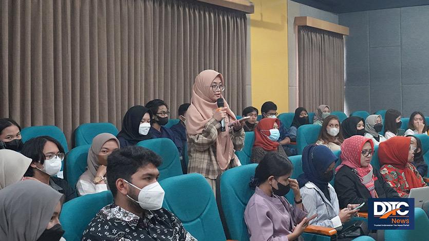 Salah satu mahasiswa mengajukan pertanyaan dalam seminar Mengulik Potensi dan Implementasi Karier di Bidang Perpajakan di Kampus FEB Unpad, Jatinangor, Rabu (26/10/2022). 