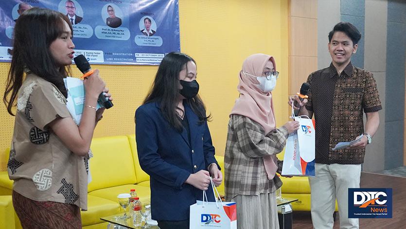 Penyerahan hadiah berupa buku yang diterbitkan DDTC kepada penanya terbaik dalam seminar bertajuk Mengulik Potensi dan Implementasi Karier di Bidang Perpajakan, Rabu (26/10/2022). 