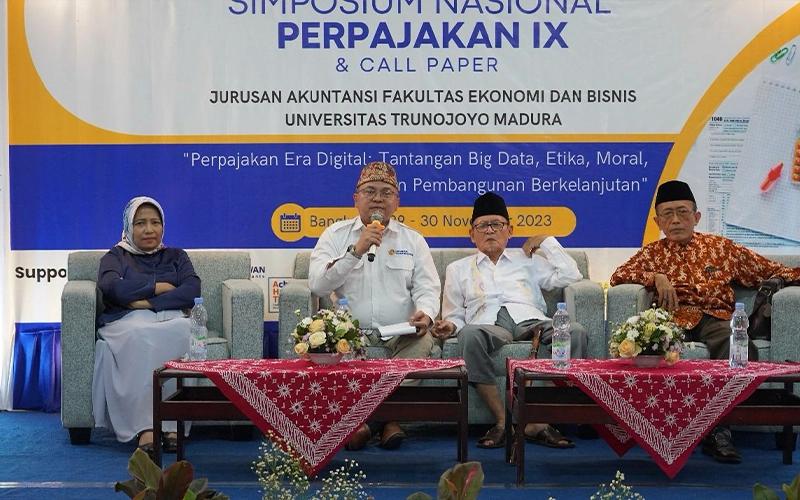 Narasumber diskusi Simposium Nasional Perpajakan IX: Ketua IAI KAPj Wilayah Jawa Timur Elia Mustikasari (pertama dari kiri), Budayawan Madura K.H. Zawawi Imron (ketiga dari kiri), dan Dosen UIN Sunan Ampel Surabaya K.H. Abd. Salam Nawawi (paling kanan).