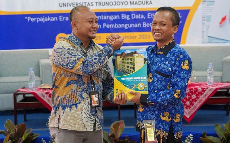 Penandatanganan pembaruan MoU tentang pendidikan pajak antara DDTC dan UTM, Rabu (29/11/2023), dilakukan oleh Director of Fiscal Research & Advisory DDTC B. Bawono Kristiaji (kiri) dan Rektor UTM Syafi' (kanan).