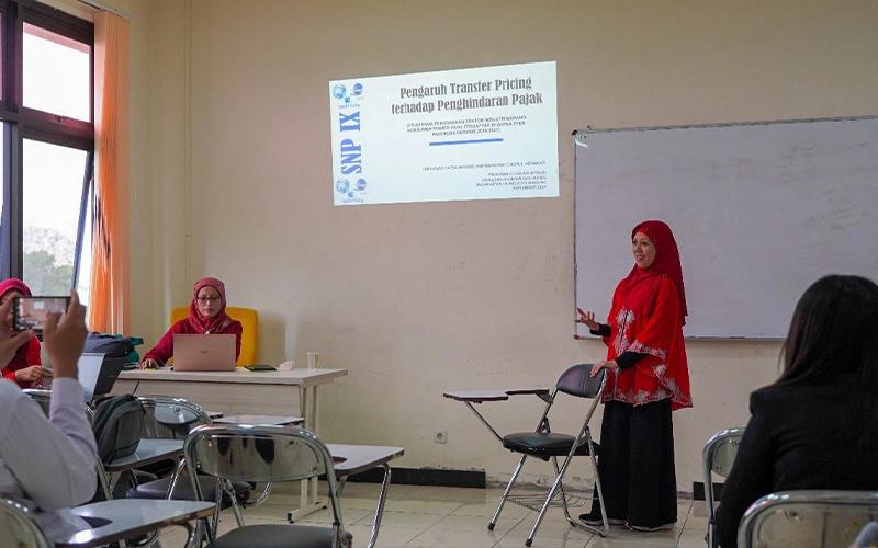 Peserta Simposium Nasional Perpajakan IX tengah mempresentasikan makalahnya.