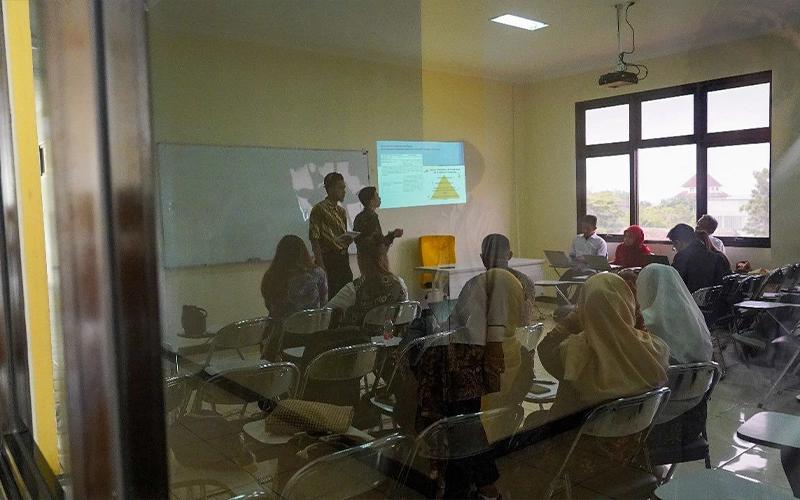 Peserta Simposium Nasional Perpajakan IX tengah mempresentasikan makalahnya.