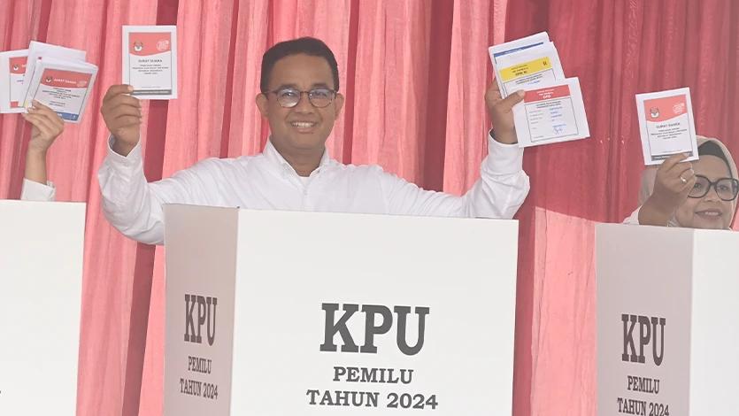 Calon presiden (capres) nomor urut 1 Anies Baswedan (kiri) bersama istri Fery Farhati Ganis (kanan) menunjukkan surat suara pemilu 2024 sebelum melakukan pencoblosan di TPS 60, Lebak Bulus, Jakarta, Rabu (14/2/2024). Anies Baswedan dan keluarganya memberikan hak suara mereka pada pemilu 2024 di TPS tersebut. ANTARA FOTO/Indrianto Eko Suwarso/aww.