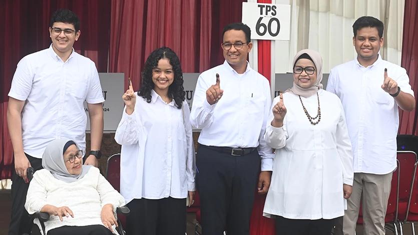 Capres nomor urut 1 Anies Baswedan (ketiga kanan) bersama istrinya Fery Farhati (kedua kanan) dan keluarga menunjukkan jari yang telah dicelup tinta usai melakukan pencoblosan pemilu 2024 di TPS 60, Lebak Bulus, Jakarta, Rabu (14/2/2024). Pemilu 2024 untuk memilih presiden dan wakil presiden, anggota DPR, DPD, DPRD provinsi dan DPRD kabupaten/kota tersebut dilaksanakan secara serentak di 38 provinsi dengan jumlah DPT sebanyak 204.807.222 pemilih. ANTARA FOTO/Indrianto Eko Suwarso/tom.