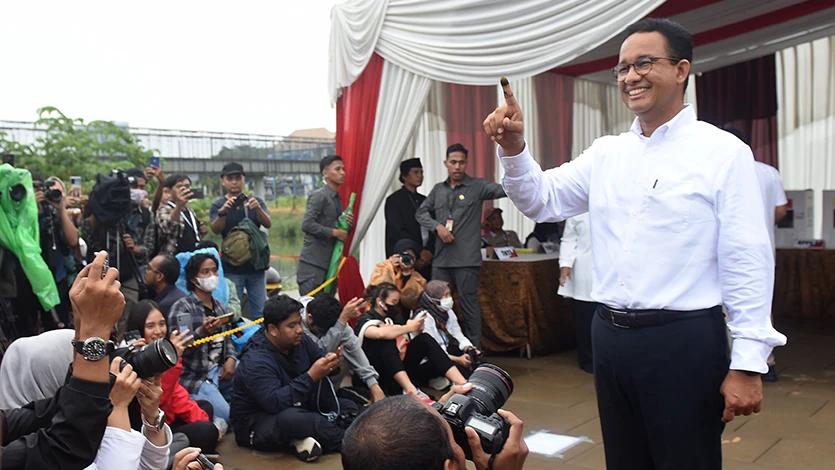 Capres nomor urut 1 Anies Baswedan menunjukkan jari yang telah dicelup tinta kepada para wartawan usai melakukan pencoblosan pemilu 2024 di TPS 60, Lebak Bulus, Jakarta, Rabu (14/2/2024). ANTARA FOTO/Indrianto Eko Suwarso/aww.