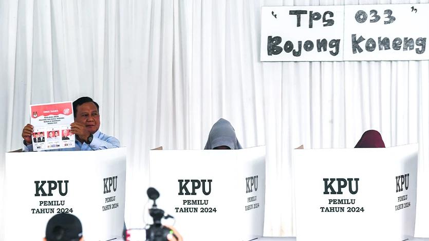 Calon presiden (capres) nomor urut 2 Prabowo Subianto menggunakan hak pilihnya di TPS 033, Kampung Curug, Desa Bojong Koneng, Babakan Madang, Bogor, Jawa Barat, Rabu (14/2/2024). Pemilu 2024 untuk memilih presiden dan wakil presiden, anggota DPR, DPD, DPRD provinsi, dan DPRD kabupaten/kota tersebut dilaksanakan secara serentak di 38 provinsi dengan 204.807.222 pemilih yang masuk DPT. ANTARA FOTO/Galih Pradipta/tom.