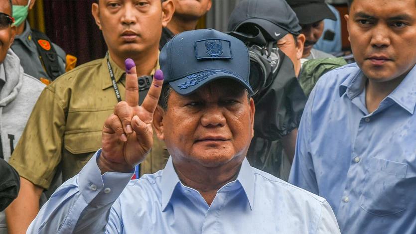 Capres nomor urut 2 Prabowo Subianto menunjukkan jarinya usai mencoblos suara suara pemilu 2024 di TPS 033, Kampung Curug, Desa Bojong Koneng, Babakan Madang, Bogor, Jawa Barat, Rabu (14/2/2024). ANTARA FOTO/Galih Pradipta/tom.