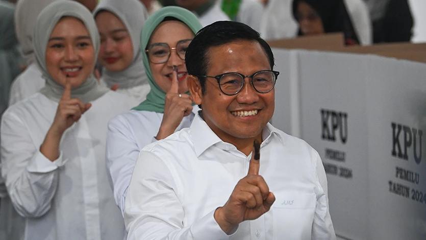 Cawapres nomor urut 1 Muhaimin Iskandar (kanan) bersama keluarganya menunjukkan jari yang telah tercelup tinta bukti telah menggunakan hak suaranya di TPS 023 Kelurahan Bangka, Mampang, Jakarta, Rabu (14/2/2024). ANTARA FOTO/Aditya Pradana Putra/tom.