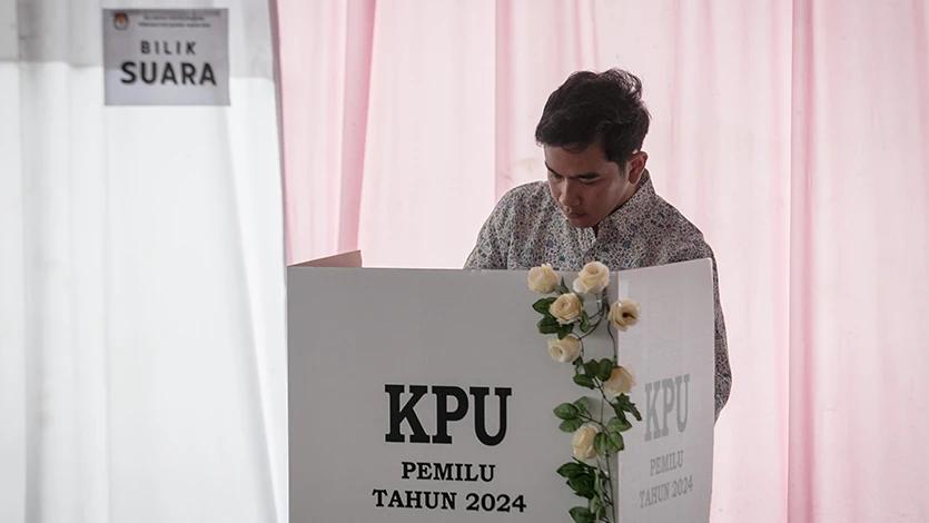 Calon wakil presiden (cawapres) nomor urut 2 Gibran Rakabuming Raka berada dibilik suara untuk menggunakan hak pilihnya di TPS 34 di Manahan, Solo, Jawa Tengah, Rabu (14/2/2024). Pemilu 2024 untuk memilih presiden dan wakil presiden, anggota DPR, DPD, DPRD provinsi dan DPRD kabupaten/kota tersebut dilaksanakan secara serentak di 38 provinsi dengan DPT sebanyak 204.807.222 pemilih. ANTARA FOTO/Mohammad Ayudha/aww.