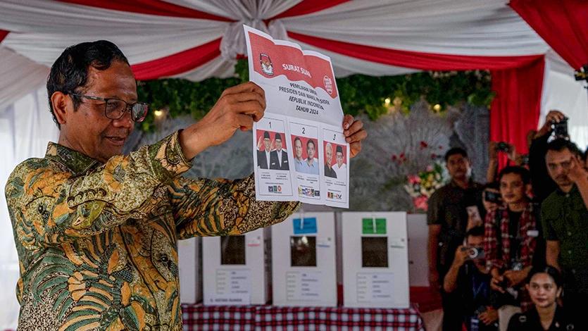 Calon wakil presiden (cawapres) nomor urut 3 Mahfud MD menunjukkan surat suara pemilihan presiden dan wakil presiden sebelum mencoblos di TPS 106 Sambilegi Lor, Maguwoharjo, Depok, Sleman, D.I Yogyakarta, Rabu (14/2/2024). Mahfud MD bersama keluarga memberikan hak suaranya untuk pemilihan presiden dan wakil presiden, DPR, DPD, DPRD provinsi, dan DPRD kabupaten. ANTARA FOTO/Andreas Fitri Atmoko/agr/tom.