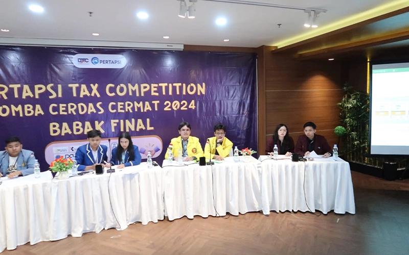 Suasana lomba cerdas cermat (LCC) dalam PERTAPSI Tax Competition 2024 di Menara DDTC, Jumat (1/3/2024). Ada 5 tim dari 5 perguruan tinggi yang bertarung, yakni Universitas Bina Nusantara (Binus), Universitas Indonesia (UI), Politeknik Keuangan Negara (PKN) STAN, Universitas Buddhi Dharma, dan Universitas Sam Ratulangi.