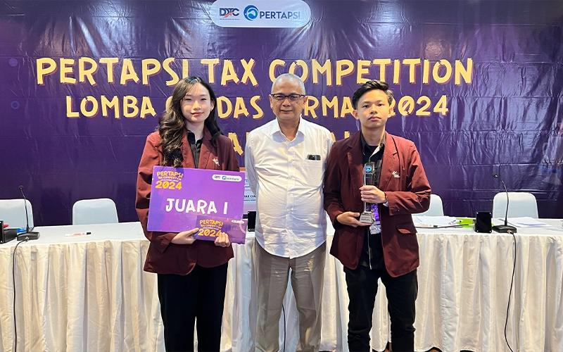 Juara I PERTAPSI Tax Competition, tim dari Universitas Binus, yakni Yehezkiel Valentino (kanan), Cressha Dalvina Aditya (kiri), dan Ketum PERTAPSI Darussalam.