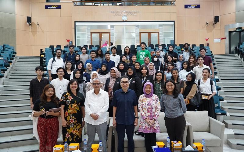 Civitas academica FEB UI usai penandatanganan MoU antara DDTC dan FEB UI serta seminar dengan tema Future Career in Tax: Nourish or Perish? di Auditorium FEB UI, Rabu (6/3/2024).