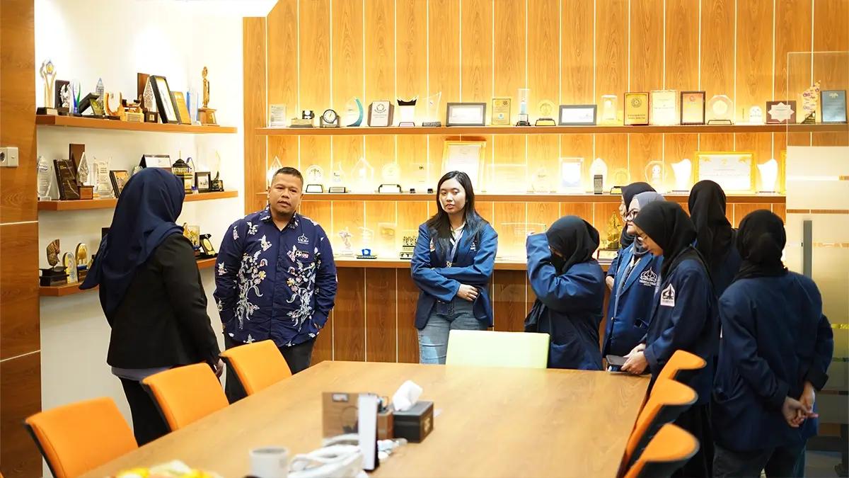 Peserta company visit dari Anggota D’Generation of Tax dan mahasiswa jurusan Akuntansi Perpajakan Universitas Trisakti angkatan 2022 dan 2023 dalam company visit di Menara DDTC, Kamis (13/6/2024).