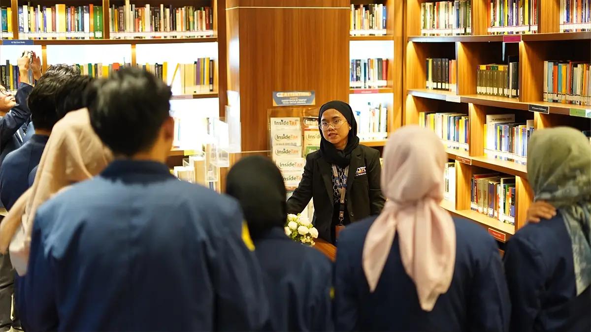 Peserta company visit dari Anggota D’Generation of Tax dan mahasiswa jurusan Akuntansi Perpajakan Universitas Trisakti angkatan 2022 dan 2023 saat mengunjungi DDTC Library dalam company visit di Menara DDTC, Kamis (13/6/2024).