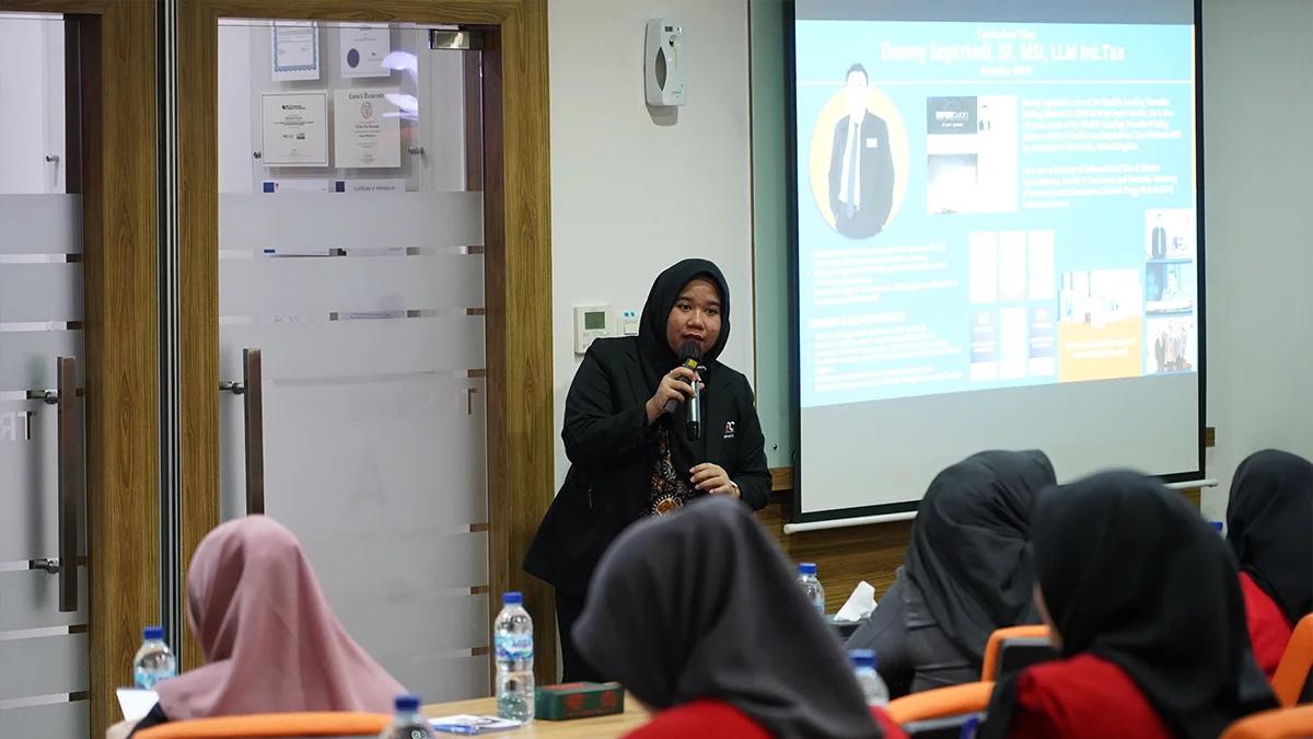 Lead of Human Capital at DDTC Adinda Nur Larasati saat memberikan paparan.