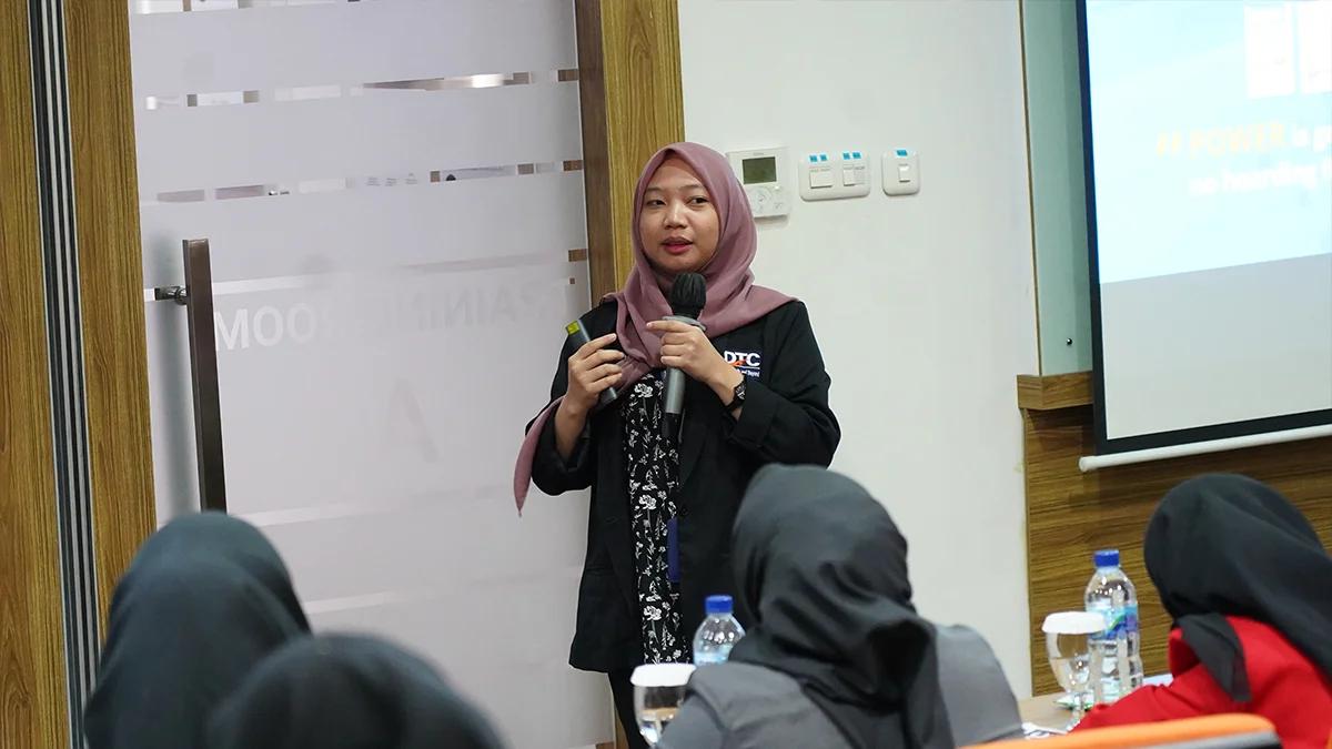 Human Capital at DDTC Fahriza Khairinisa saat memberikan paparan.