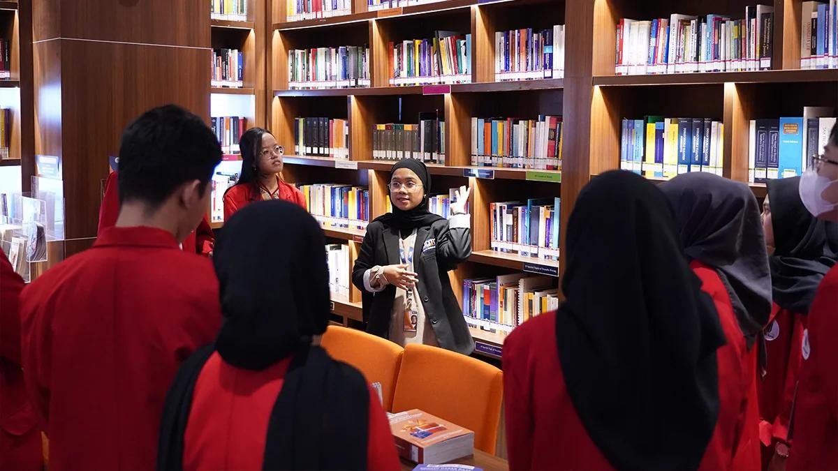 Mahasiswa akuntansi FEB Universitas Mercu Buana mengunjungi Perpustakaan DDTC. 