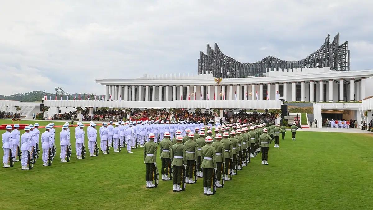 Suasana upacara Peringatan Detik-detik Proklamasi Kemerdekaan Republik Indonesia (RI) di lapangan upacara Istana Negara Ibu Kota Nusantara (IKN), Penajam Paser Utara, Kalimantan Timur, Sabtu (17/8/2024). Upacara dalam rangka hari ulang tahun (HUT) ke-79 RI tersebut mengusung tema Nusantara Baru Indonesia Maju. ANTARA FOTO/Hafidz Mubarak A/app/wpa.