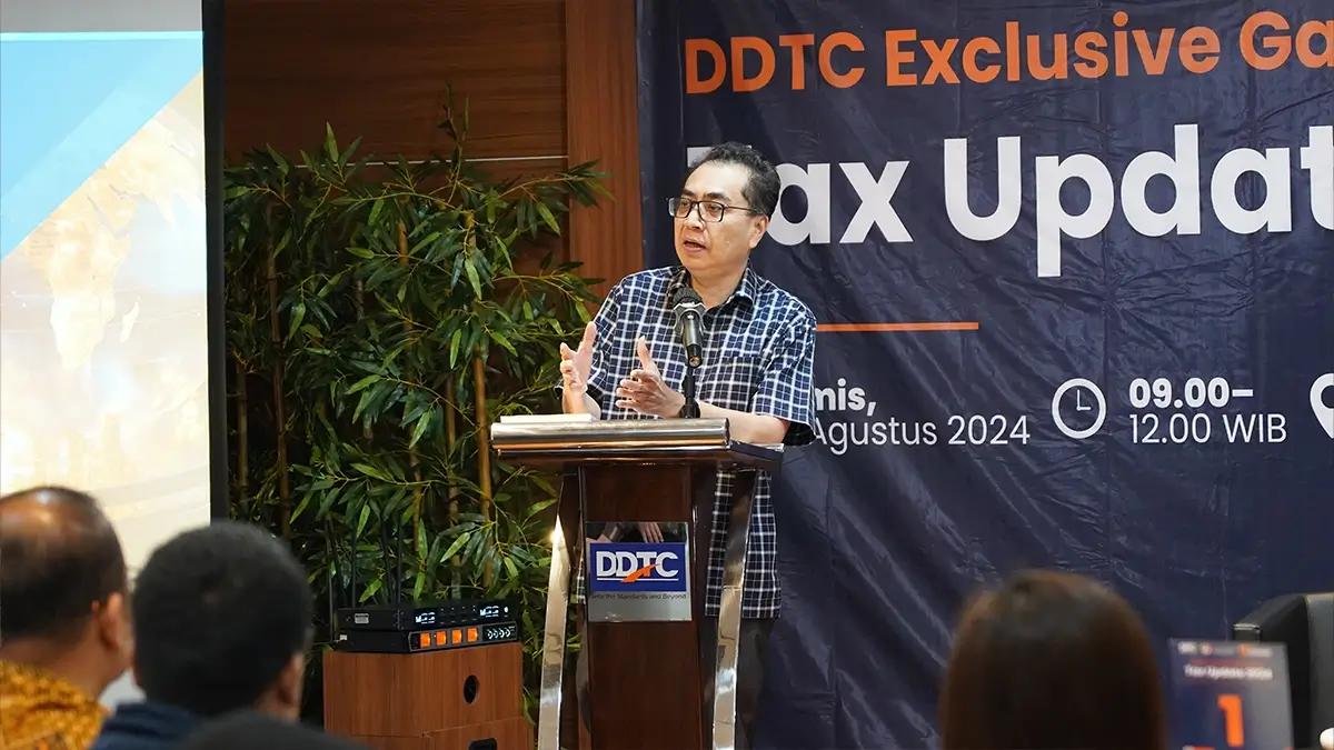 Founder DDTC Danny Septriadi saat menyampaikan paparannya dalam Exclusive Gathering 2024, Kamis (29/8/2024). Acara ini merupakan rangkaian dari peringatan HUT ke-17, dengan mengundang 52 klien yang berasal dari berbagai sektor. Ke depan, gathering serta acara serupa akan digelar secara berkala oleh DDTC. Hal ini mengingat pelaksanaan satu kali acara belum dapat mencakup seluruh klien serta stakeholder lainnya.